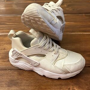 Nike white size 13.5 child shoes.